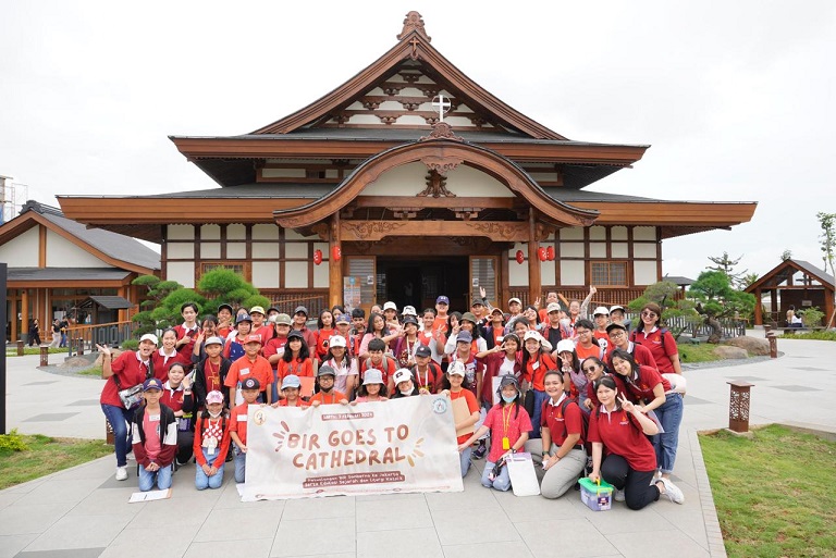 Remaja berfoto di depan Taman Doa Our Lady Akita PIK 2 PAKAI